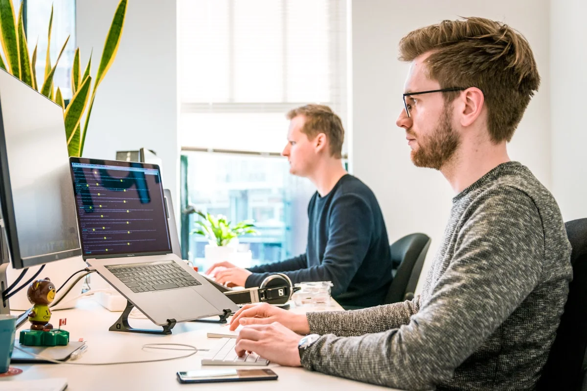 AI Test-Automation 2026 fuer Schweizer Engineering-Teams — Playwright AI, Stagehand, Mabl, Codium Cover und Testim orchestriert von NANNA